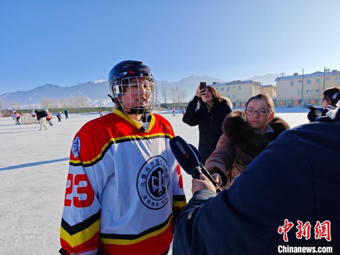 冰球少年备战新疆第二届冬运会：中外媒体代表
