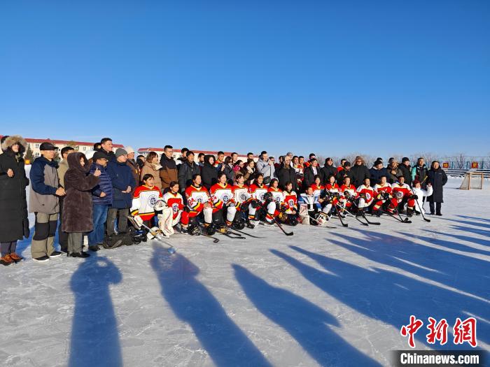 冰球少年备战新疆第二届冬运会：中外媒体代表