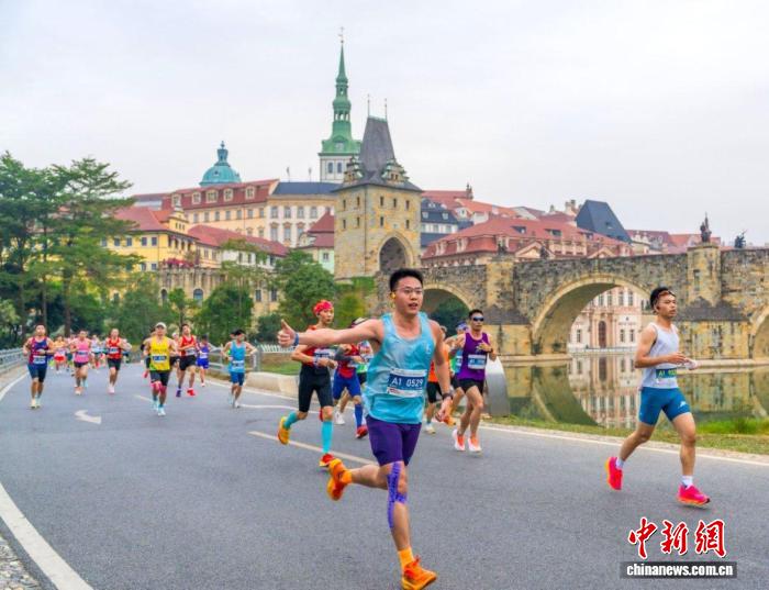 科技赋能创新赛道 东莞松山湖半程马拉松吸引全