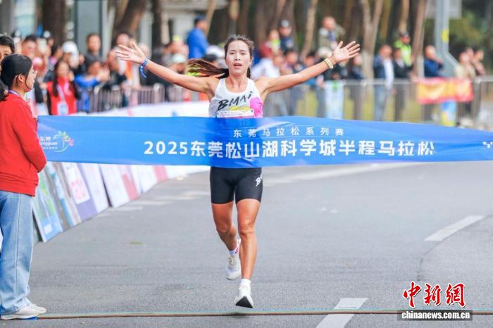 科技赋能创新赛道 东莞松山湖半程马拉松吸引全