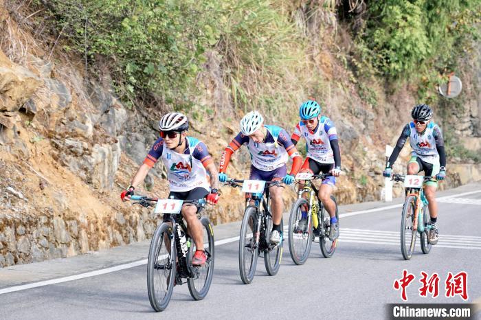 重庆武隆山地户外赛落幕 彭剑辉搭档叶朝阳摘男